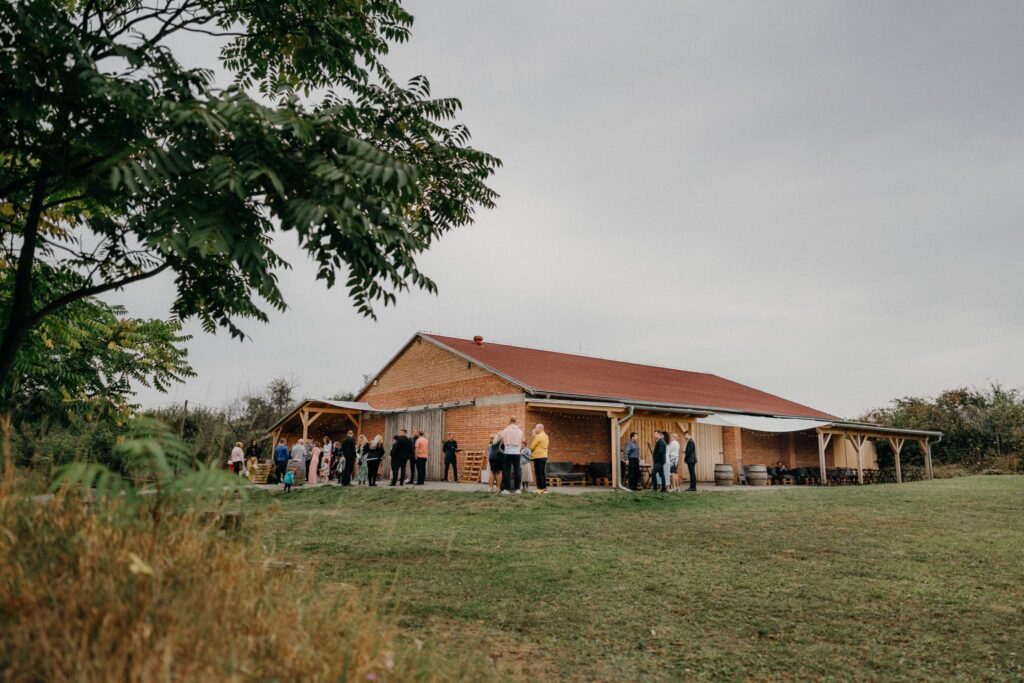 svatba stodola v merunkovem sadu